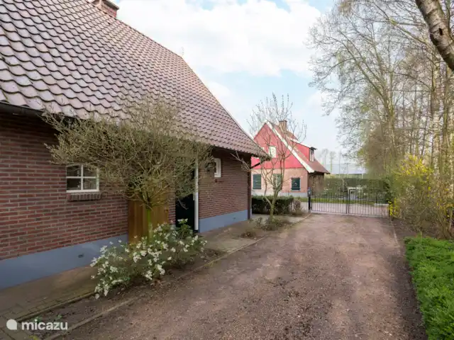 De 2-e parkeerplaats voldoende voor 2 auto's. Er is ook nog een ander parkeerplaats aanwezig